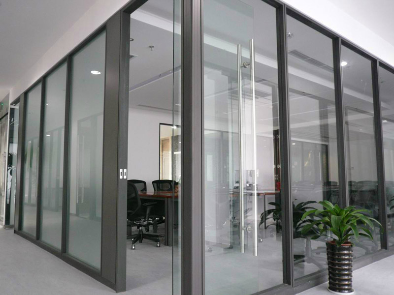 東莞辦公室裝修為什么都喜歡用玻璃隔斷