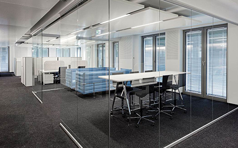 辦公室玻璃隔斷多少錢一平米？辦公室用玻璃隔斷的好處有哪些？