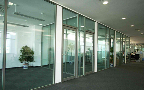 東莞辦公室裝修為什么都喜歡用玻璃隔斷？