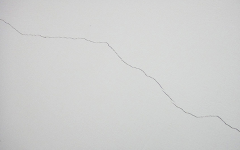 墻面剛裝修完不久就有裂縫這是為什么？